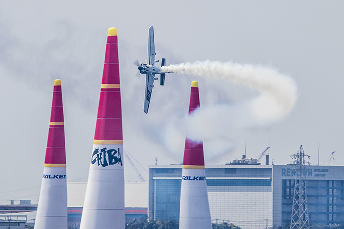 最高時速370km！世界最速のモータースポーツ「レッドブル・エアレース」が千葉・幕張で開催｜写真2