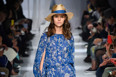 ケイタ マルヤマ、16年春夏コレクションから“陶器小花”柄にフォーカスしたイベントを伊勢丹新宿で開催