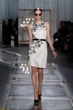 ヴィクトリア時代の華やかさの中に垣間見える荒々しさ‐ジェイソン ウー(JASON WU)の2011-12年秋冬コレクション｜写真11