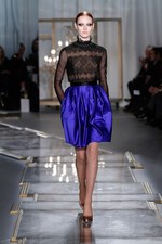 ヴィクトリア時代の華やかさの中に垣間見える荒々しさ‐ジェイソン ウー(JASON WU)の2011-12年秋冬コレクション｜写真25