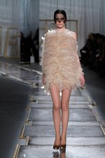 ヴィクトリア時代の華やかさの中に垣間見える荒々しさ‐ジェイソン ウー(JASON WU)の2011-12年秋冬コレクション｜写真29