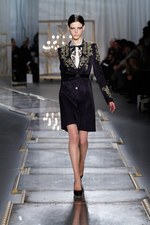 ヴィクトリア時代の華やかさの中に垣間見える荒々しさ‐ジェイソン ウー(JASON WU)の2011-12年秋冬コレクション｜写真33