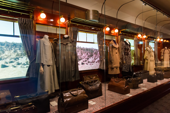 展覧会「旅するルイ・ヴィトン」の展示風景、列車の内観