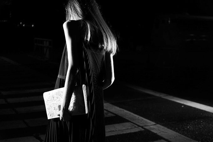 写真家・荒木経惟によるビジュアル、彫刻のようなバッグ「カービングトライブス」関東1号店が新宿に｜写真6