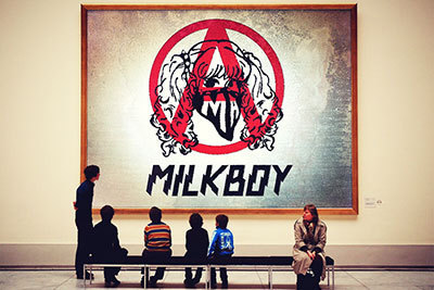 ミルクボーイ×エイミー インザ バッティー ガール、阪急うめだ本店限定でTシャツやトートバッグ発売