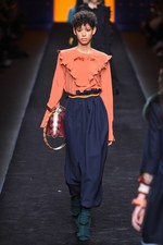 フェンディ 2016-17年秋冬ウィメンズコレクション - 自由きままに漂う波に心躍らせて｜写真3