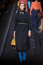 フェンディ 2016-17年秋冬ウィメンズコレクション - 自由きままに漂う波に心躍らせて｜写真7