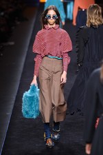 フェンディ 2016-17年秋冬ウィメンズコレクション - 自由きままに漂う波に心躍らせて｜写真8