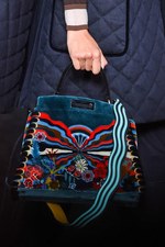 フェンディ 2016-17年秋冬ウィメンズコレクション - 自由きままに漂う波に心躍らせて｜写真44