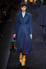 フェンディ 2016-17年秋冬ウィメンズコレクション - 自由きままに漂う波に心躍らせて｜写真46