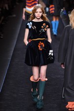 フェンディ 2016-17年秋冬ウィメンズコレクション - 自由きままに漂う波に心躍らせて｜写真60