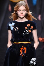 フェンディ 2016-17年秋冬ウィメンズコレクション - 自由きままに漂う波に心躍らせて｜写真61