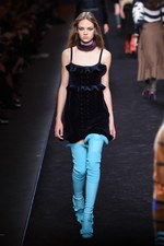 フェンディ 2016-17年秋冬ウィメンズコレクション - 自由きままに漂う波に心躍らせて｜写真67