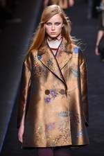 フェンディ 2016-17年秋冬ウィメンズコレクション - 自由きままに漂う波に心躍らせて｜写真76