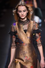 フェンディ 2016-17年秋冬ウィメンズコレクション - 自由きままに漂う波に心躍らせて｜写真82