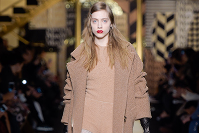 スクール｜マックスマーラ 2016-17年秋冬ウィメンズコレクション - 着想は女学生が勉学に勤しむ姿から