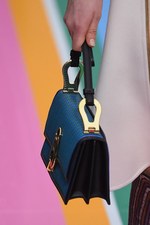 サルヴァトーレ フェラガモ 2016年秋冬ウィメンズコレクション - 色彩を弾ませポップに遊んで｜写真18