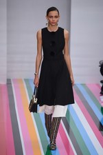 サルヴァトーレ フェラガモ 2016年秋冬ウィメンズコレクション - 色彩を弾ませポップに遊んで｜写真23