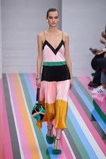 サルヴァトーレ フェラガモ 2016年秋冬ウィメンズコレクション - 色彩を弾ませポップに遊んで｜写真54