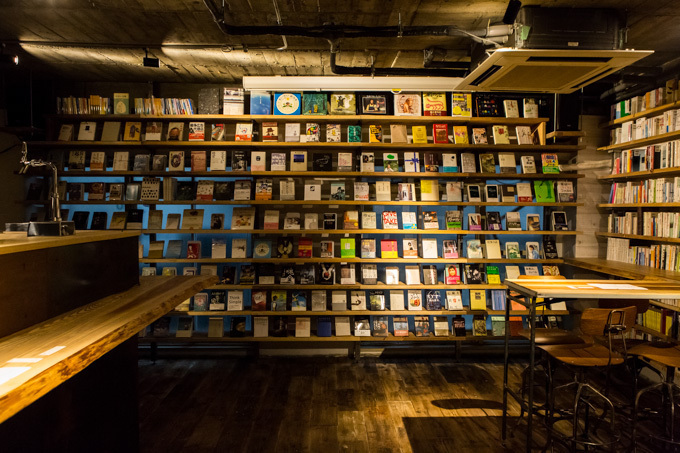 「森の図書室2号店」が表参道ヒルズに - カフェ感覚でふらりと読書、お酒やコーヒーと共にくつろぐ空間 | 写真