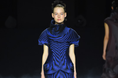 イッセイ ミヤケ 2016-17年秋冬ウィメンズコレクション - 一枚の布地がつなぐ無限の可能性