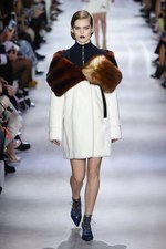 ディオール 2016年秋冬ウィメンズコレクション - ルーブル美術館を舞台に、エッジの効いた新ルック｜写真17