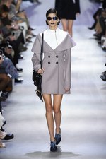 ディオール 2016年秋冬ウィメンズコレクション - ルーブル美術館を舞台に、エッジの効いた新ルック｜写真43