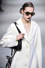 ディオール 2016年秋冬ウィメンズコレクション - ルーブル美術館を舞台に、エッジの効いた新ルック｜写真76