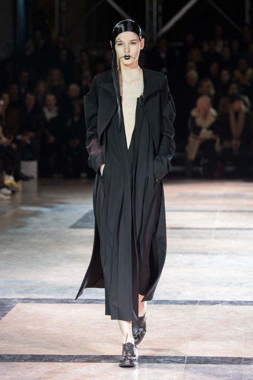 ヨウジヤマモト(Yohji Yamamoto) 2016-17年秋冬 ウィメンズコレクション  - 写真1