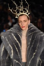 アンダーカバー 2016-17年秋冬ウィメンズコレクション - 失った恋を嘆き、哀愁を漂わせて｜写真21