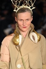 アンダーカバー 2016-17年秋冬ウィメンズコレクション - 失った恋を嘆き、哀愁を漂わせて｜写真42