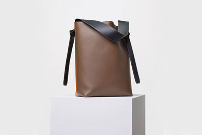 セリーヌのバッグ「カバツイステッド」の限定色が阪急うめだ本店に！ シリアルナンバー入りのキャメル色