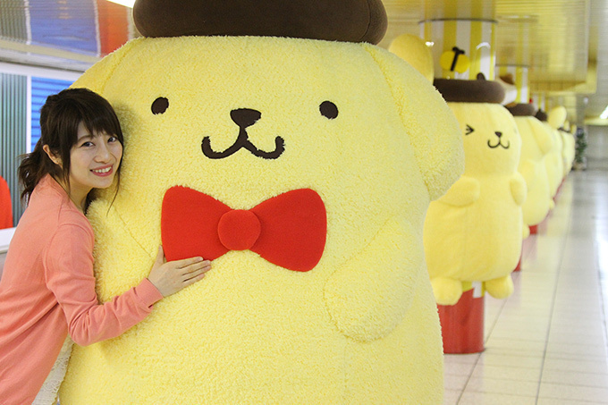 “だきつきプリン”新宿駅に登場 - ポムポムプリンがハグできる巨大ぬいぐるみに！｜写真5