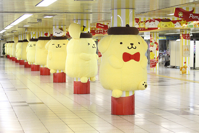 “だきつきプリン”新宿駅に登場 - ポムポムプリンがハグできる巨大ぬいぐるみに！｜写真8
