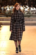 イザベル マラン 2016年秋冬コレクション - “英国パンク”挑発的な態度にいり混じるフェミニティ｜写真1