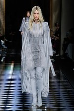 バルマン 2016年秋冬ウィメンズコレクション - 女性の美しさを讃えて、コルセットで魅せる｜写真1