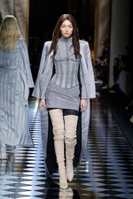 バルマン 2016年秋冬ウィメンズコレクション - 女性の美しさを讃えて、コルセットで魅せる｜写真2