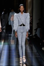 バルマン 2016年秋冬ウィメンズコレクション - 女性の美しさを讃えて、コルセットで魅せる｜写真4