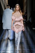 バルマン 2016年秋冬ウィメンズコレクション - 女性の美しさを讃えて、コルセットで魅せる｜写真6