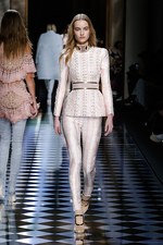 バルマン 2016年秋冬ウィメンズコレクション - 女性の美しさを讃えて、コルセットで魅せる｜写真7