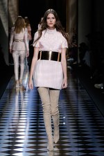 バルマン 2016年秋冬ウィメンズコレクション - 女性の美しさを讃えて、コルセットで魅せる｜写真8