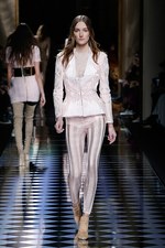 バルマン 2016年秋冬ウィメンズコレクション - 女性の美しさを讃えて、コルセットで魅せる｜写真9