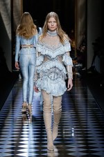 バルマン 2016年秋冬ウィメンズコレクション - 女性の美しさを讃えて、コルセットで魅せる｜写真16