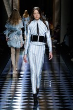 バルマン 2016年秋冬ウィメンズコレクション - 女性の美しさを讃えて、コルセットで魅せる｜写真17