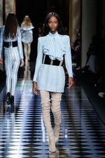 バルマン 2016年秋冬ウィメンズコレクション - 女性の美しさを讃えて、コルセットで魅せる｜写真18