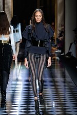 バルマン 2016年秋冬ウィメンズコレクション - 女性の美しさを讃えて、コルセットで魅せる｜写真20