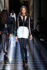 バルマン 2016年秋冬ウィメンズコレクション - 女性の美しさを讃えて、コルセットで魅せる｜写真21