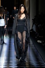 バルマン 2016年秋冬ウィメンズコレクション - 女性の美しさを讃えて、コルセットで魅せる｜写真22