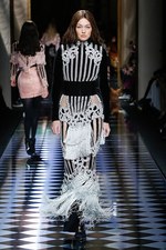 バルマン 2016年秋冬ウィメンズコレクション - 女性の美しさを讃えて、コルセットで魅せる｜写真30