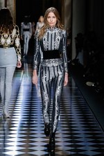 バルマン 2016年秋冬ウィメンズコレクション - 女性の美しさを讃えて、コルセットで魅せる｜写真34